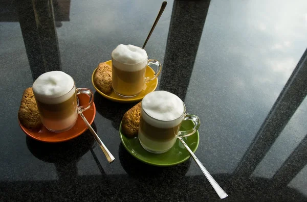 Três Canecas Com Café Creme Armário — Fotografia de Stock