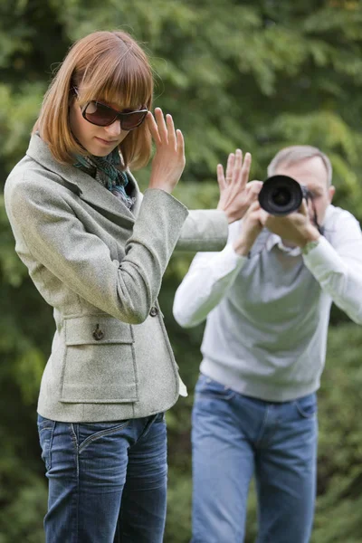 Parktaki Genç Çift — Stok fotoğraf