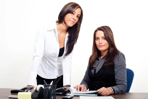Dos Mujeres Jóvenes Que Están Detrás Plan Trabajo — Foto de Stock