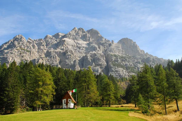 Ορεινό Παρεκκλήσι Στο Passo Duran — Φωτογραφία Αρχείου