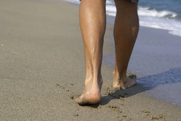 Pés Uma Mulher Praia — Fotografia de Stock