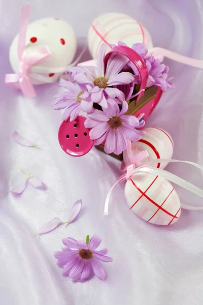 Oeufs Pâques Tulipes Roses Sur Fond Blanc — Photo