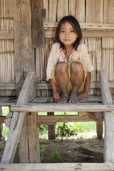 Asiatisk Flicka Akha Innan Timmerhus — Stockfoto
