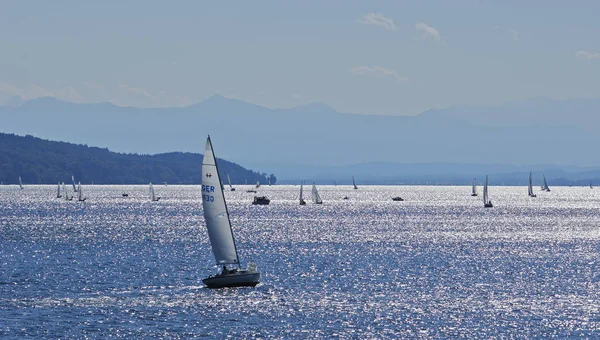 Żeglarstwo Jeziorze Starnberg Bawarii — Zdjęcie stockowe