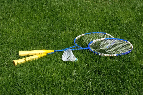 Raquetes Tênis Bola Grama Verde — Fotografia de Stock