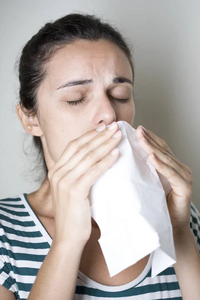 Vrouw Niest Met Een Sjaal — Stockfoto