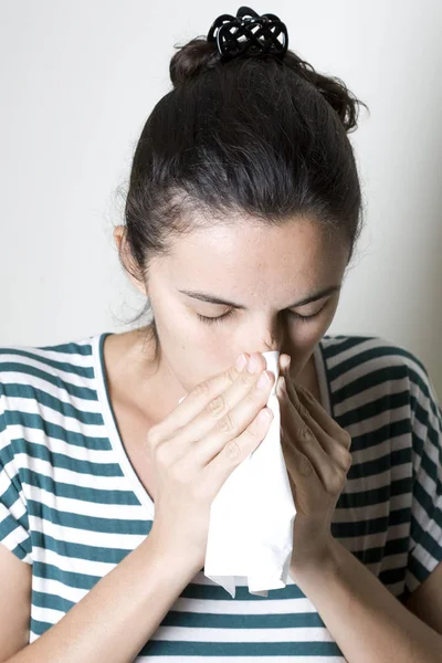 Mujer Estornuda Con Una Bufanda —  Fotos de Stock