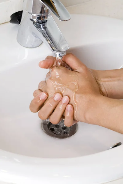 Handen Van Vrouw Wassen Van Gootsteen Auto — Stockfoto