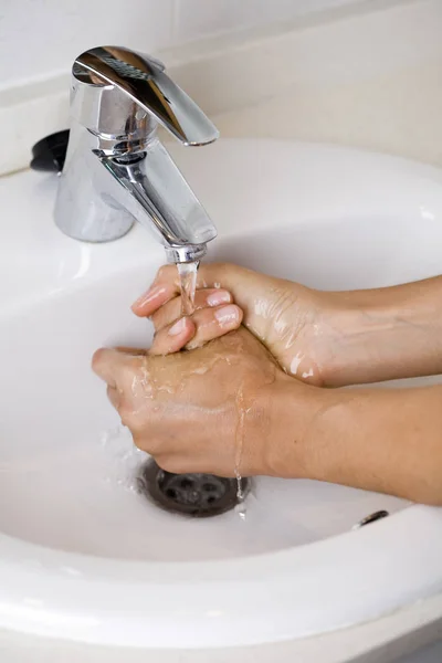 Tangan Mencuci Keran Dengan Sabun Kamar Mandi — Stok Foto