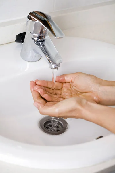 Banyoya Musluğu Yerleştirirken Yakın Plan — Stok fotoğraf