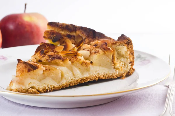 Кусок Яблочного Пирога Фарфоровом Блюде Белом Фоне Красными Аппликациями Заднем — стоковое фото