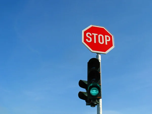 Verkeersverlichtingssysteem Verkeersbord — Stockfoto