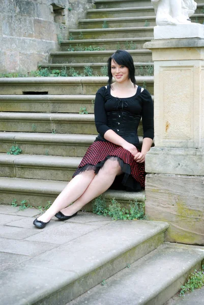 Hermosa Chica Vestida Negro Sentada Escalera — Foto de Stock