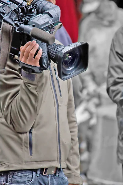 Arka Planda Tüfekli Bir Polis Memuru — Stok fotoğraf