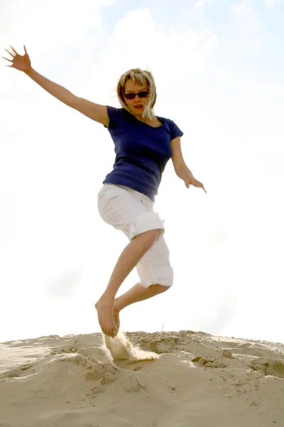 Young Woman Jumping Beach — Stock Photo, Image