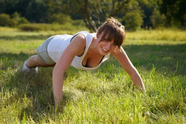 Jovem Mulher Fitness Natureza — Fotografia de Stock