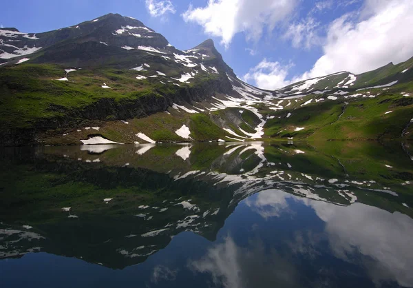 Reflejo Picos Nieve Nubes Lago Montaña — Foto de Stock