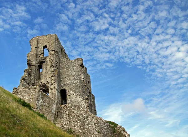 Castle Erőd Ősi Romjai Egy Dombtetőn — Stock Fotó