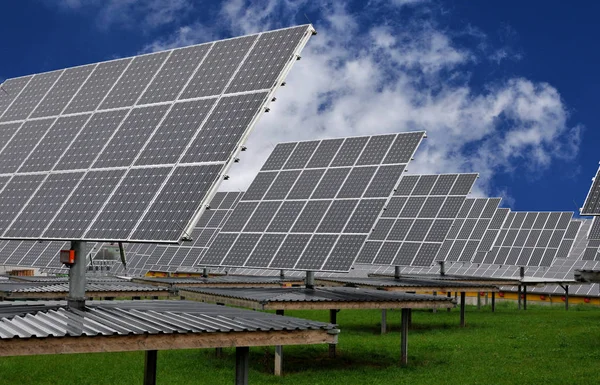 Güneş Enerjisi Sistemi Elektrik Üretimi — Stok fotoğraf