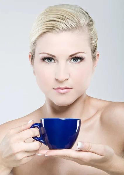 Schöne Junge Frau Mit Einer Tasse Kaffee — Stockfoto