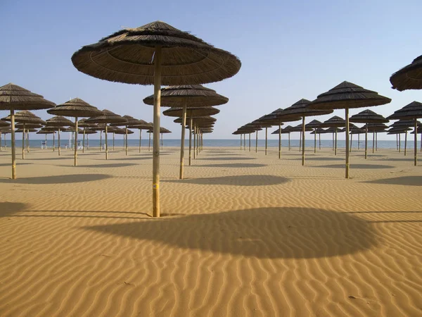 Beach Chairs Umbrellas Sandy Coast Atlantic Ocean — Stock Photo, Image