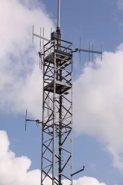 Tour Transmission Dans Ciel Nuageux — Photo