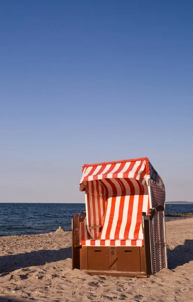 Plážové Křeslo Pod Modrou Oblohou — Stock fotografie