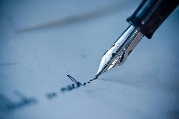 Füllfederhalter Schreiben Auf Einen Brief — Stockfoto