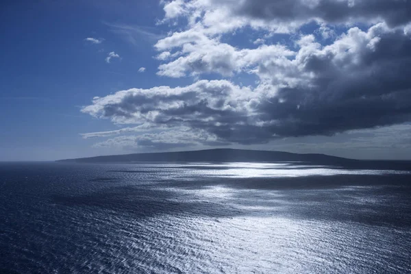 Ilha Oceano Pacífico Com Nuvens Inchadas — Fotografia de Stock