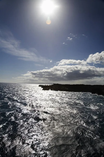 Maui Hawaii Pasifik Okyanusu Kıyısında Güneş Parlıyor — Stok fotoğraf