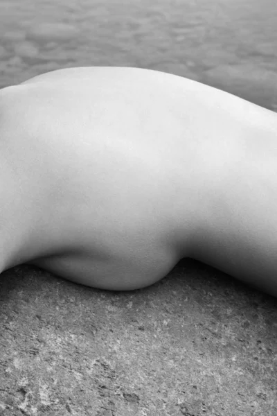 Abstraktní Blízko Mladé Ženské Nahé Ženy Ležící Skále — Stock fotografie