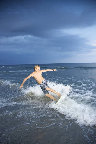 Caucásico Macho Adolescente Equitación Skimboard — Foto de Stock