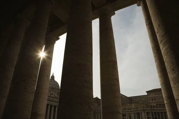 Vatikan Talya Daki Aziz Peter Meydanı Ndaki Dorik Sütunların Arasından — Stok fotoğraf