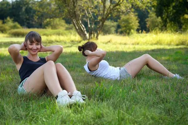 Молодые Женщины Занимаются Фитнесом Природе — стоковое фото