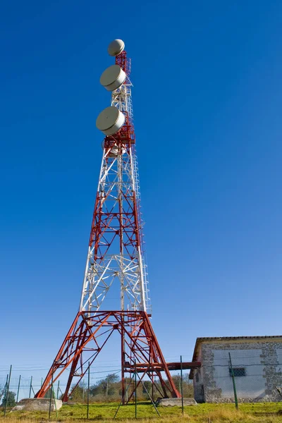 Torre Telecomunicações Com Céu Azul — Fotografia de Stock