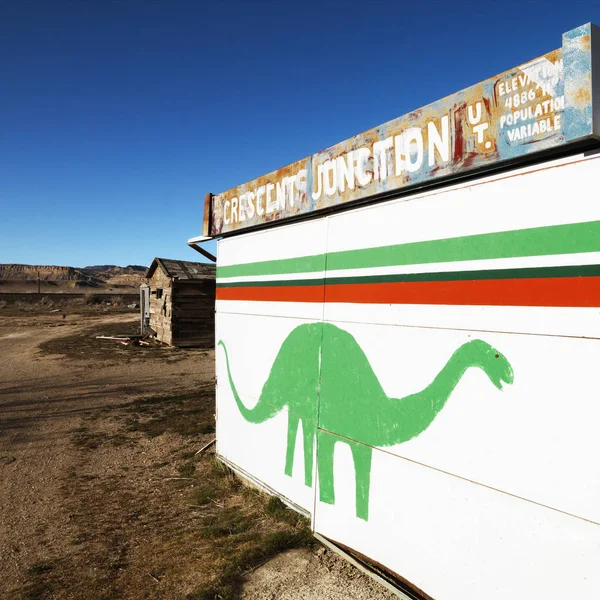 Pequeño Edificio Iwht Dinosaurio Pintado Lado Crescent Junction Utah — Foto de Stock