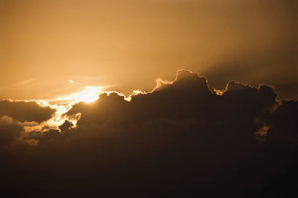Солнце Подглядывает Сквозь Облака — стоковое фото