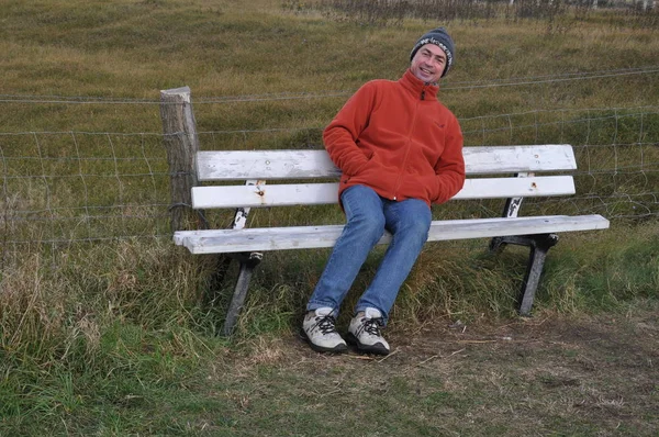 Άνθρωπος Κάθεται Στον Πάγκο Στο Πάρκο — Φωτογραφία Αρχείου