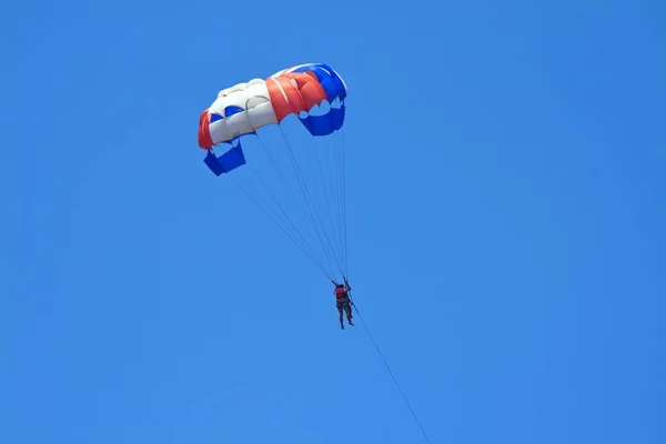 Paralotniarstwo Błękitnym Niebie — Zdjęcie stockowe