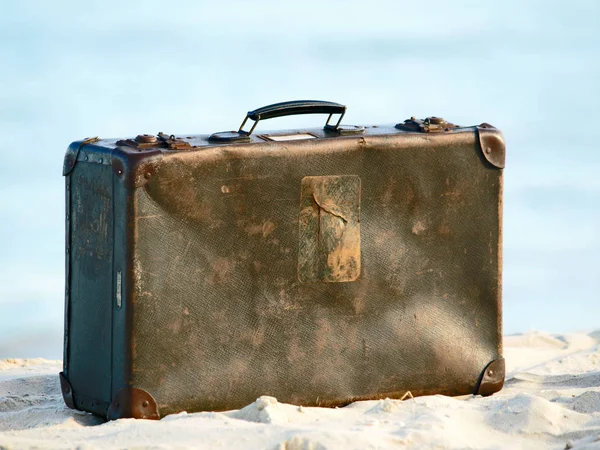 Vecchia Valigia Sulla Spiaggia — Foto Stock