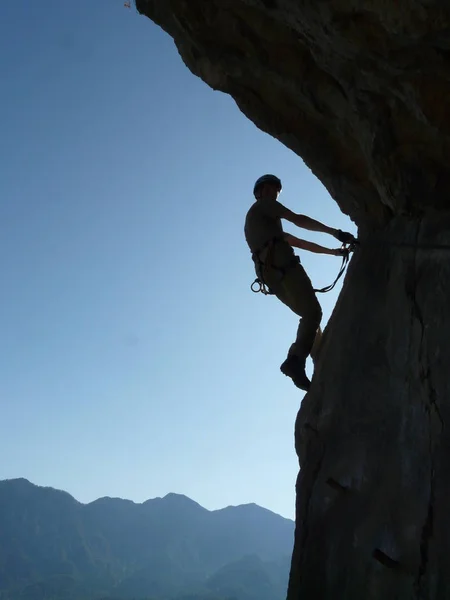 Man Climbing Cliff Rope — Stock Photo, Image