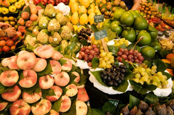 Νωπά Φρούτα Και Λαχανικά Στην Αγορά — Φωτογραφία Αρχείου