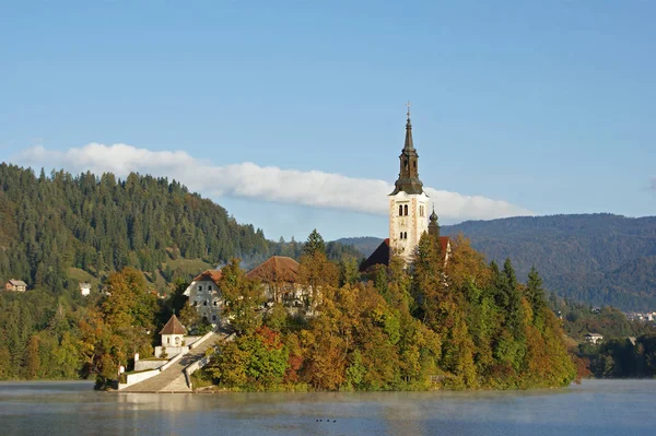 Mary Kyrka Med Höststämning Och Dimma Stiger Från Sjön — Stockfoto