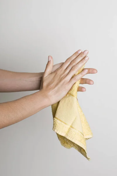 タオルで手を乾かして — ストック写真