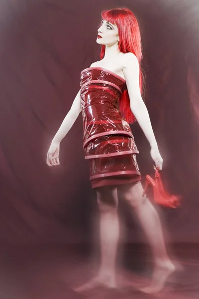 Grappig Sexy Expressieve Roodharige Meisje Dragen Van Een Palstic Jas — Stockfoto