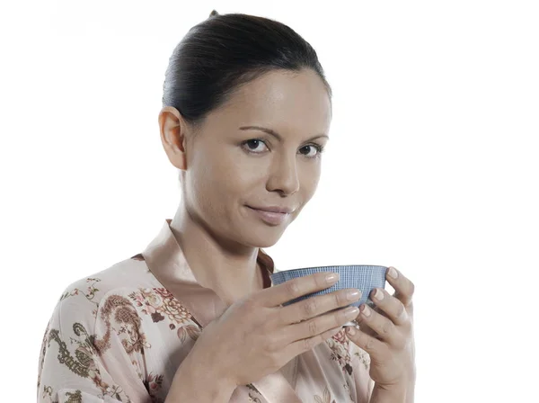 Пить Горячий Напиток Чай Женщина Азиатская Изолированном Белом Фоне — стоковое фото