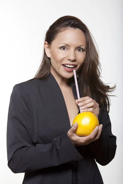 Bela Asiática Retrato Isolado Estúdio Mulher Laranja Suco — Fotografia de Stock