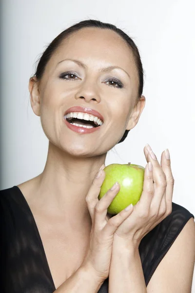 Beau Portrait Asiatique Femme Studio Isolée Tenant Une Pomme — Photo