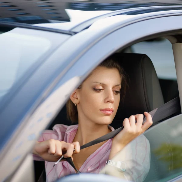 Женщина Автомобиле Пристегивая Ремни Безопасности — стоковое фото