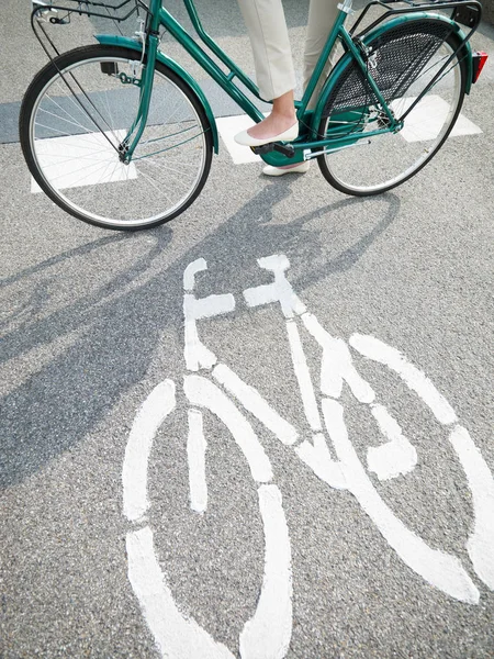 Vista Cortada Mulher Que Viaja Bicicleta — Fotografia de Stock